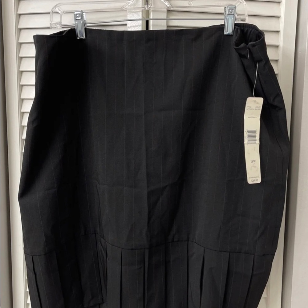 NWT Women’s Skirt (Size 18W) - Picture 2 of 7